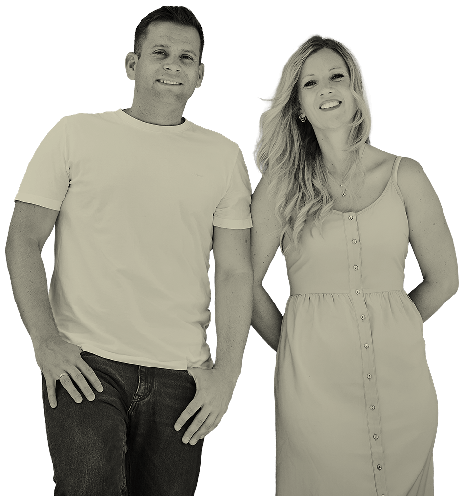Sonja Birk-Keil und Michael Keil schauen gemeinsam auf einen Lageplan