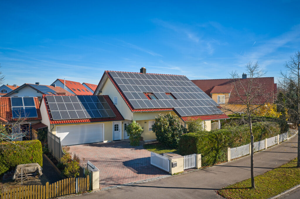 Stilvoll wohnen. Haus inkl. Pool und PV-Anlage — Foto 1