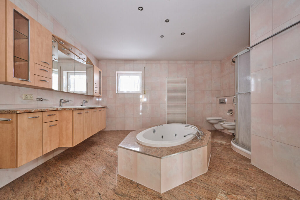Stilvoll wohnen. Haus inkl. Pool und PV-Anlage — Foto 10