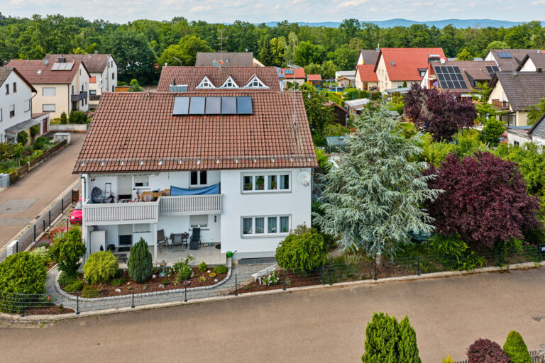 5% Rendite…Dreiparteienhaus mit vielen Möglichkeiten – selbst einziehen oder Vermieten,