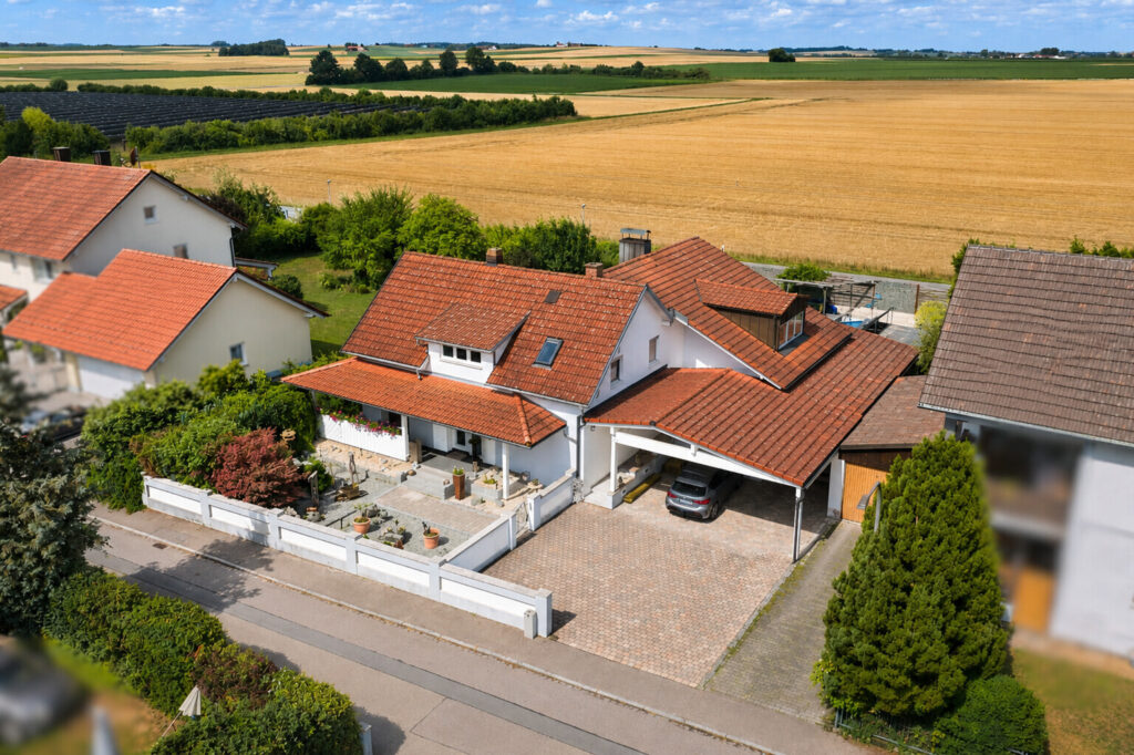 Bezugsfertiges Zweifamilienhaus mit schönem Grundstück — Foto 25