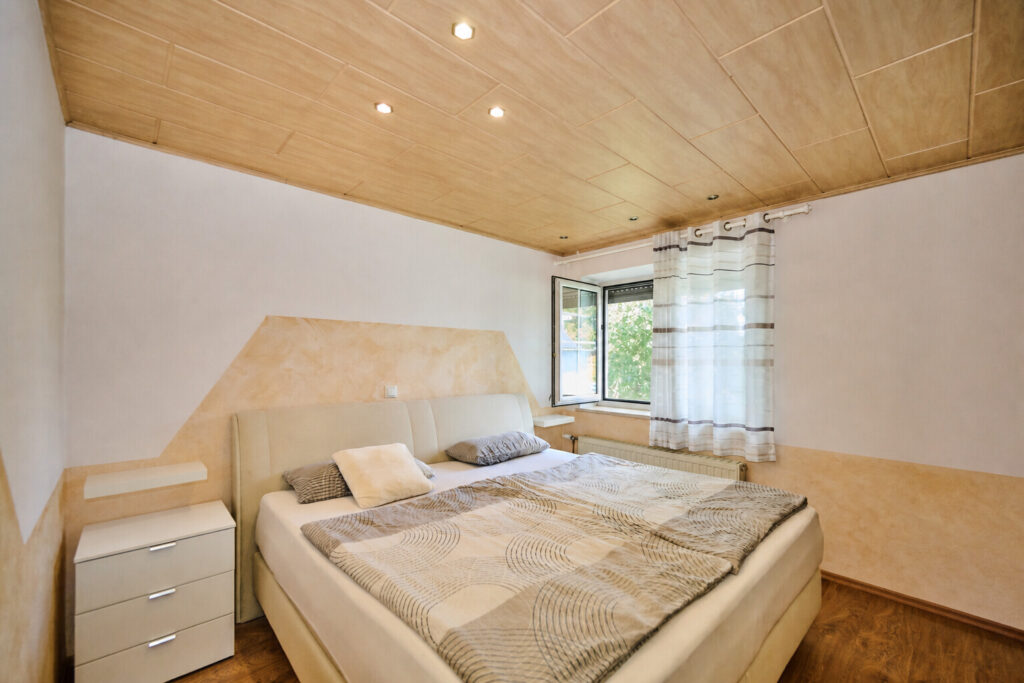 Bezugsfertiges Zweifamilienhaus mit schönem Grundstück — Foto 9