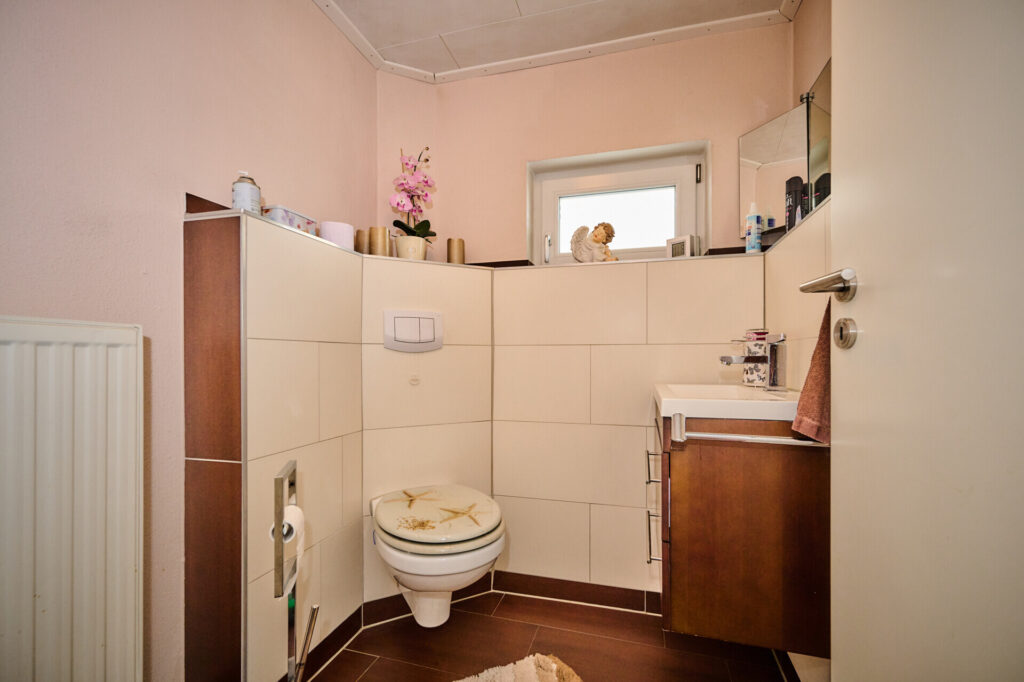 Bezugsfertiges Zweifamilienhaus mit schönem Grundstück — Foto 10