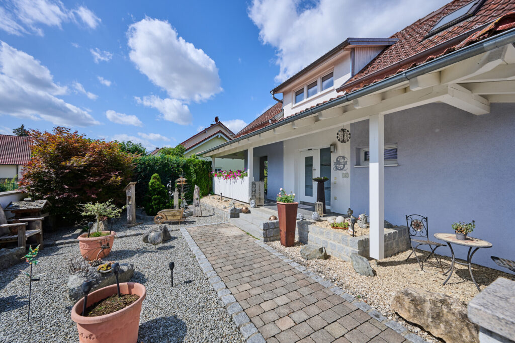 Bezugsfertiges Zweifamilienhaus mit schönem Grundstück — Foto 2