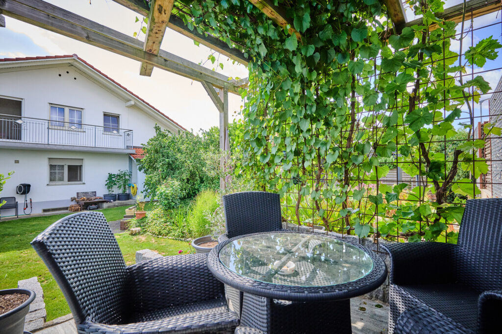 Bezugsfertiges Zweifamilienhaus mit schönem Grundstück — Foto 18