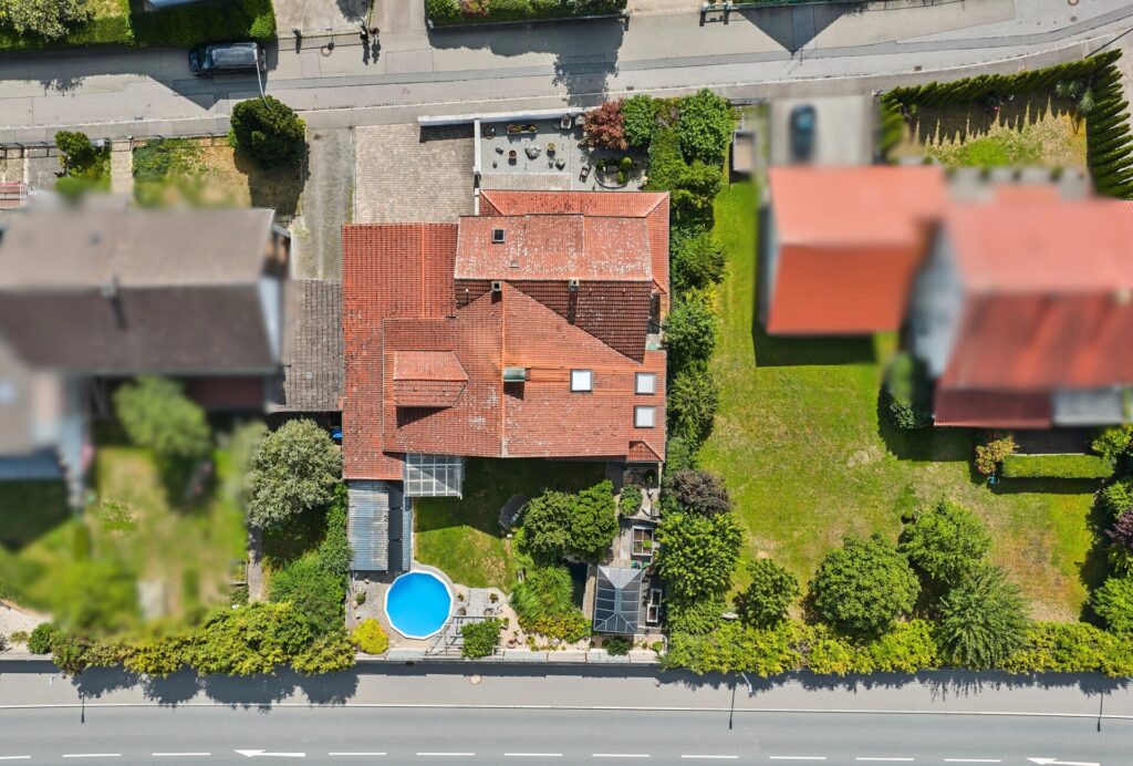 Bezugsfertiges Zweifamilienhaus mit schönem Grundstück — Foto 3