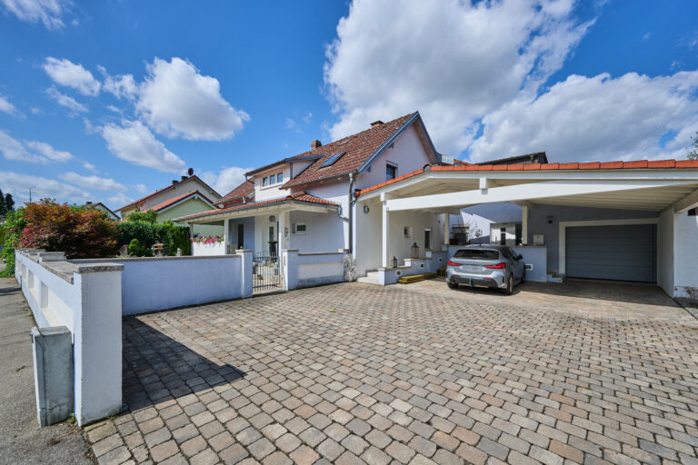 Bezugsfertiges Zweifamilienhaus mit schönem Grundstück