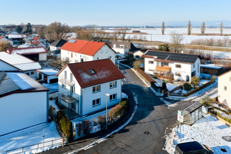 Ein-, Zwei-, oder Dreiparteienhaus – für Eigennutzer oder Kapitalanleger – KOMPLETT SANIERT!