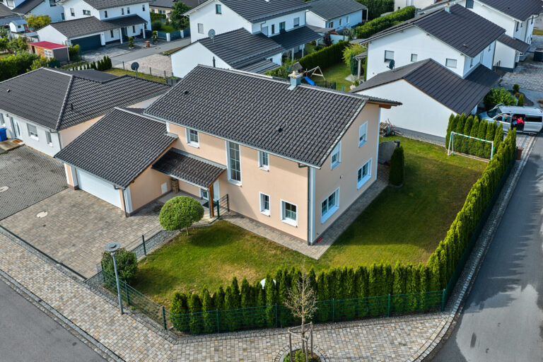 Bezugsfertiges Einfamilienhaus mit schönem Garten — weiteres Foto